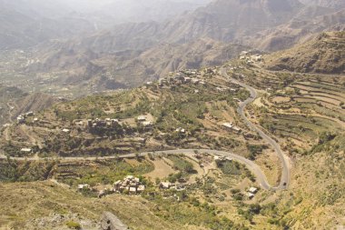 Yemen 'deki dağlarda güzel pirinç terasları manzarası.