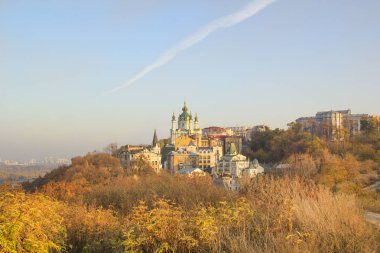 Ukrayna, Kyiv 'deki St. Andrew Kilisesi ve St. Andrew' s Descent 'in güzel manzarası