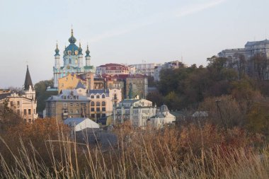 Ukrayna, Kyiv 'deki St. Andrew Kilisesi ve St. Andrew' s Descent 'in güzel manzarası