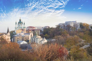 Ukrayna, Kyiv 'deki St. Andrew Kilisesi ve St. Andrew' s Descent 'in güzel manzarası