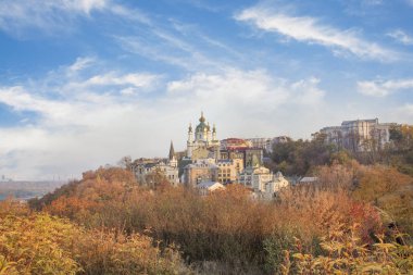 Ukrayna, Kyiv 'deki St. Andrew Kilisesi ve St. Andrew' s Descent 'in güzel manzarası