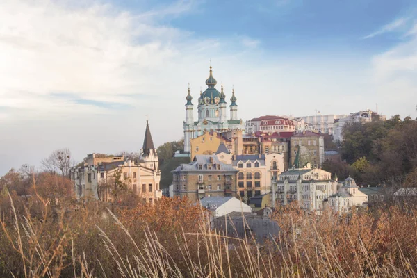ウクライナのキエフにあるセント アンドリュー教会とセント アンドリュー教会の美しい景色 — ストック写真