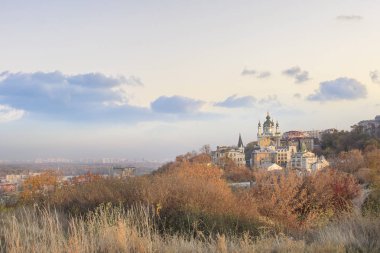 Ukrayna, Kyiv 'deki St. Andrew Kilisesi ve St. Andrew' s Descent 'in güzel manzarası