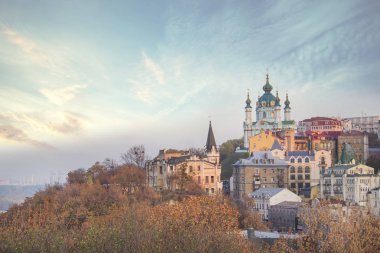 Ukrayna, Kyiv 'deki St. Andrew Kilisesi ve St. Andrew' s Descent 'in güzel manzarası