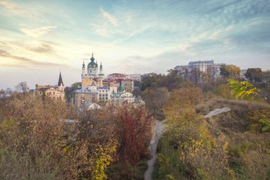 Ukrayna, Kyiv 'deki St. Andrew Kilisesi ve St. Andrew' s Descent 'in güzel manzarası