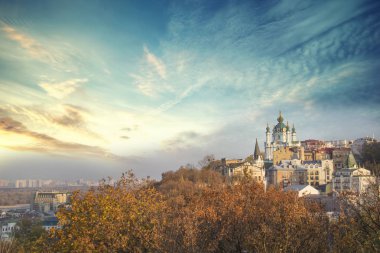 Ukrayna, Kyiv 'deki St. Andrew Kilisesi ve St. Andrew' s Descent 'in güzel manzarası