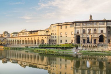 İtalya, Floransa 'daki Arno Nehri kıyısındaki Uffizi Galerisi' nin güzel manzarası