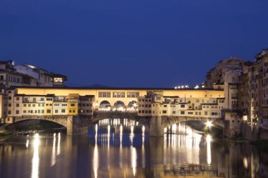 İtalya, Floransa 'daki Arno Nehri üzerindeki Ponte Vecchio köprüsünün güzel manzarası.