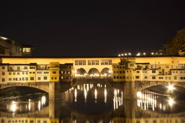 İtalya, Floransa 'daki Arno Nehri üzerindeki Ponte Vecchio köprüsünün güzel manzarası.