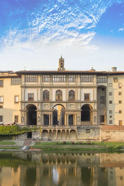 Gyönyörű Kilátás Nyílik Uffizi Galériára Arno Folyó Partján Firenzében Olaszországban — Stock Fotó