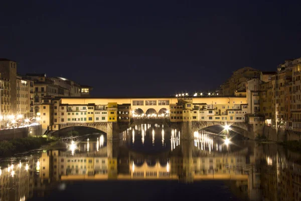 Όμορφη Θέα Της Γέφυρας Ponte Vecchio Κατά Μήκος Του Ποταμού — Φωτογραφία Αρχείου