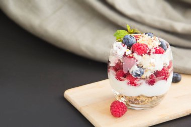 Sağlıklı yaban mersini, ahududu ve cevizli parfe. 