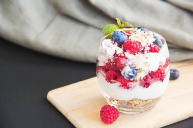 Sağlıklı yaban mersini, ahududu ve cevizli parfe. 