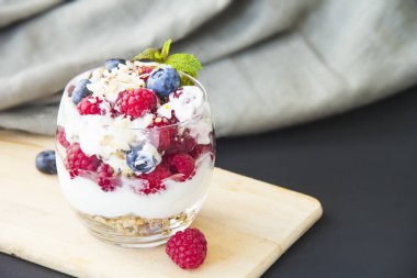 Sağlıklı yaban mersini, ahududu ve cevizli parfe. 