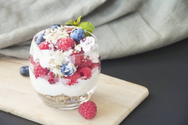 Sağlıklı yaban mersini, ahududu ve cevizli parfe. 