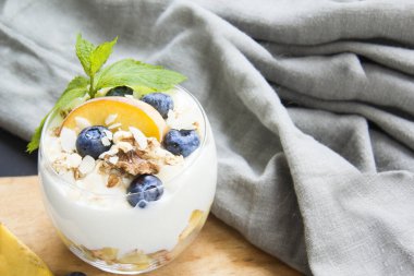 Sağlıklı yaban mersini, şeftali ve cevizli parfe.