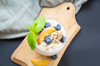 Sağlıklı yaban mersini, şeftali ve cevizli parfe.