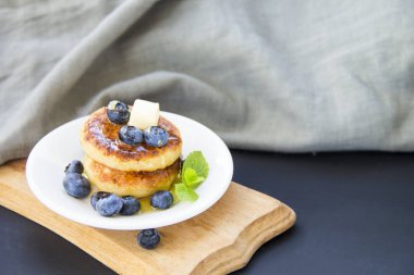 Krep, dut, tereyağı ve baldan oluşan sağlıklı bir kahvaltı.