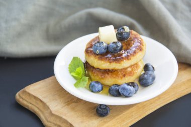 Krep, dut, tereyağı ve baldan oluşan sağlıklı bir kahvaltı.