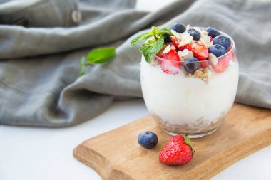 Sağlıklı yaban mersini, çilek ve cevizli parfe. 