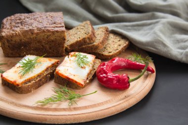 Lezzetli ekmek sarımsak, domuz yağı, otlar ve biberli.