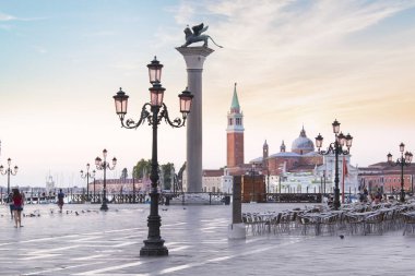 Venedik, İtalya 'da bulunan Piazza San Marco' daki Doge Sarayı ve St. Mark 'ın güzel manzarası.