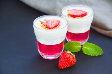 İtalyan tatlı panna cotta çilekli