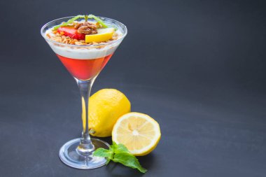 İtalyan tatlı panna cotta çilekli ve limonlu