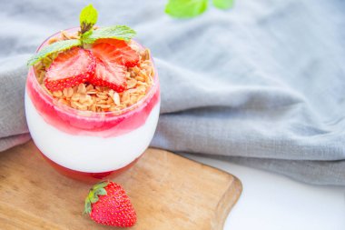 İtalyan tatlı panna cotta çilekli