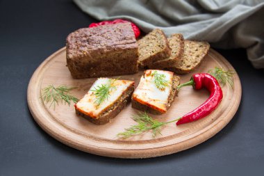 Lezzetli ekmek sarımsak, domuz yağı, otlar ve biberli.