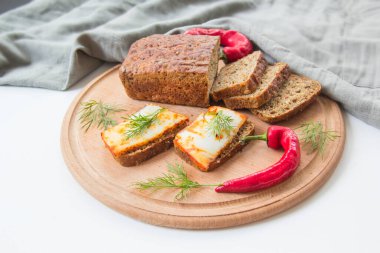 Lezzetli ekmek sarımsak, domuz yağı, otlar ve biberli.