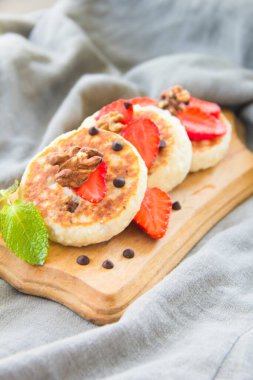 Krep, çilek, çikolata ve baldan oluşan sağlıklı bir kahvaltı.