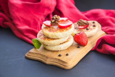 Krep, çilek, çikolata ve baldan oluşan sağlıklı bir kahvaltı.