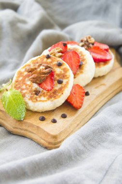 Krep, çilek, çikolata ve baldan oluşan sağlıklı bir kahvaltı.