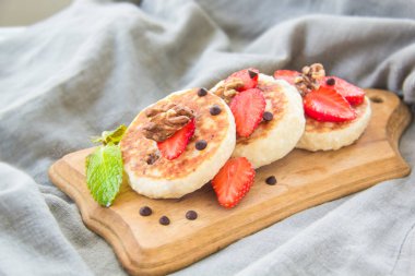 Krep, çilek, çikolata ve baldan oluşan sağlıklı bir kahvaltı.