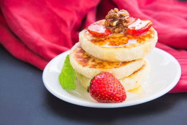 Krep, çilek, çikolata ve baldan oluşan sağlıklı bir kahvaltı.