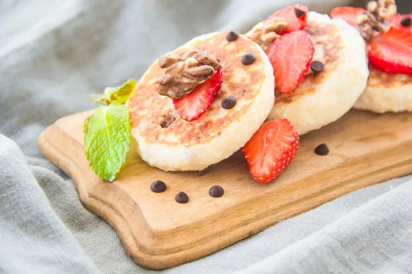 Krep, çilek, çikolata ve baldan oluşan sağlıklı bir kahvaltı.