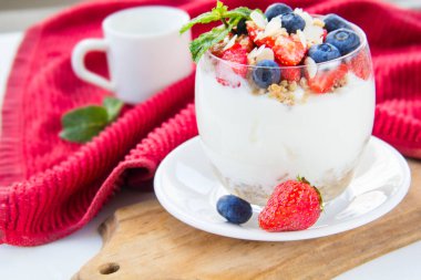 Sağlıklı yaban mersini, çilek ve cevizli parfe. 