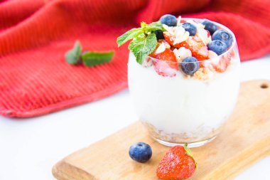 Sağlıklı yaban mersini, çilek ve cevizli parfe. 