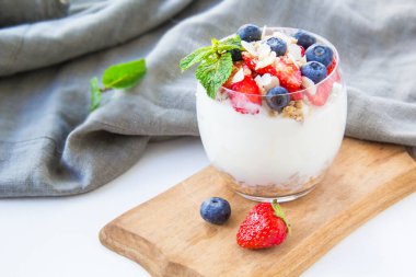 Sağlıklı yaban mersini, çilek ve cevizli parfe. 