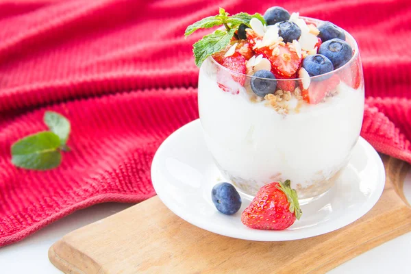 Parfait Saludable Arándanos Fresas Nueces Vaso — Foto de Stock