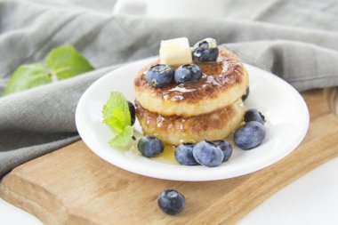 Krep, dut, tereyağı ve baldan oluşan sağlıklı bir kahvaltı.