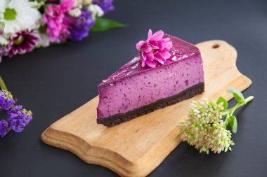 Taze yaban mersinli ev yapımı cheesecake ve tatlı olarak nane şekeri sağlıklı organik tatlı turtalı cheesecake. Yaratıcı atmosfer dekorasyonu.