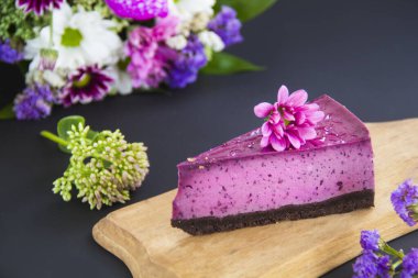 Taze yaban mersinli ev yapımı cheesecake ve tatlı olarak nane şekeri sağlıklı organik tatlı turtalı cheesecake. Yaratıcı atmosfer dekorasyonu.