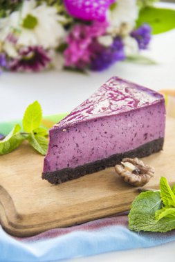 Taze yaban mersinli ev yapımı cheesecake ve tatlı olarak nane şekeri sağlıklı organik tatlı turtalı cheesecake. Yaratıcı atmosfer dekorasyonu.