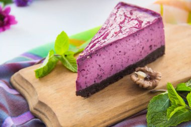 Taze yaban mersinli ev yapımı cheesecake ve tatlı olarak nane şekeri sağlıklı organik tatlı turtalı cheesecake. Yaratıcı atmosfer dekorasyonu.