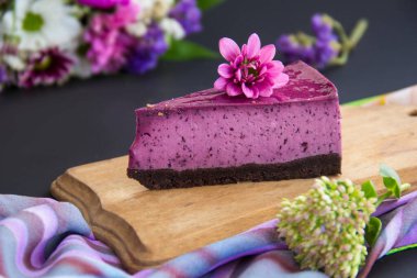 Taze yaban mersinli ev yapımı cheesecake ve tatlı olarak nane şekeri sağlıklı organik tatlı turtalı cheesecake. Yaratıcı atmosfer dekorasyonu