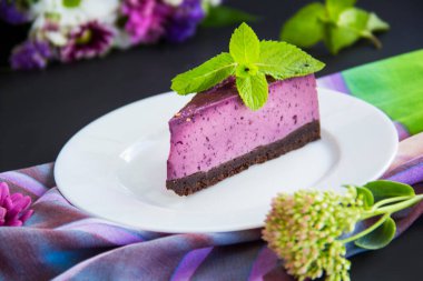 Taze yaban mersinli ev yapımı cheesecake ve tatlı olarak nane şekeri sağlıklı organik tatlı turtalı cheesecake. Yaratıcı atmosfer dekorasyonu