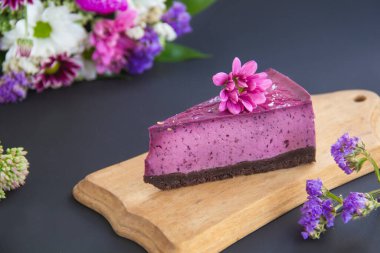 Taze yaban mersinli ev yapımı cheesecake ve tatlı olarak nane şekeri sağlıklı organik tatlı turtalı cheesecake. Yaratıcı atmosfer dekorasyonu
