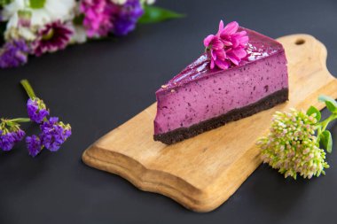Taze yaban mersinli ev yapımı cheesecake ve tatlı olarak nane şekeri sağlıklı organik tatlı turtalı cheesecake. Yaratıcı atmosfer dekorasyonu